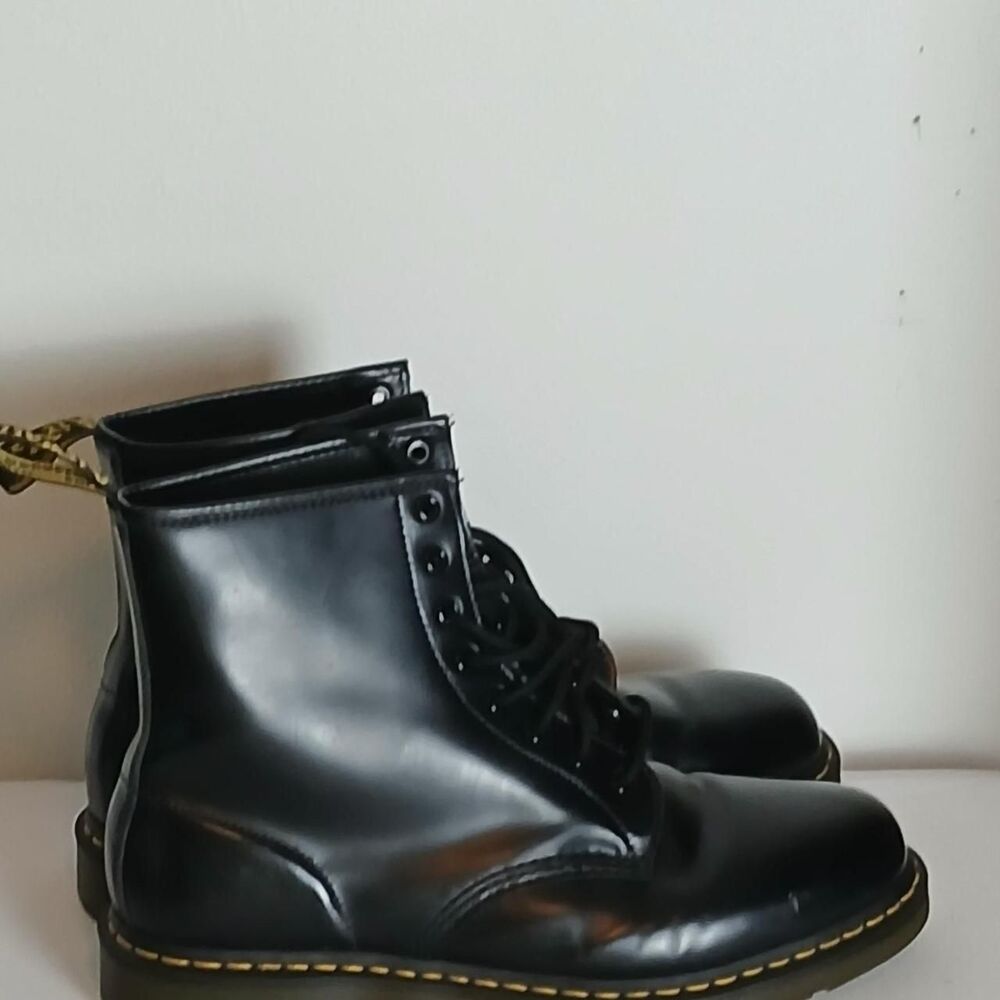 Dr. Martens 1460 Smooth Leather Womens Lace-Up Boots in black Size 7